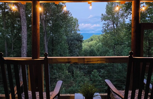 Gatlinburg - Pigeon Forge Cabin | Rocky Top, Mountain View, Wifi, Privacy, Hot Tub, King Bed, Gatlinburg