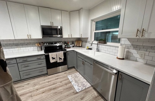 River Oaks House | Rodeo Ranch River District. Near all attractions. Sleeps 9, Fenced yard, Pets ok