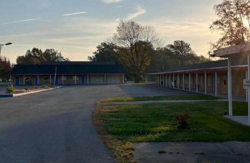 Flora Hotel | Rodeway Inn Flora