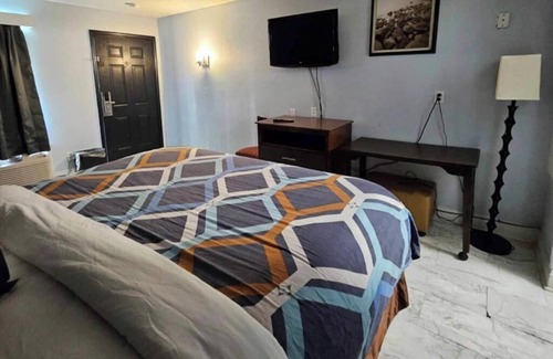 Hattiesburg Apartment | Rodeway Inn Hattiesburg North - King Room - Smoking 3