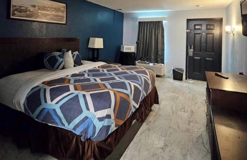 Hattiesburg Apartment | Rodeway Inn Hattiesburg North - King Room - Smoking 4