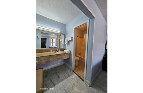 Hattiesburg Apartment | Rodeway Inn Hattiesburg North - King Room - Smoking 7