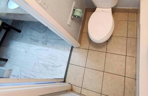 Hattiesburg Apartment | Rodeway Inn Hattiesburg North - King Room - Smoking 9