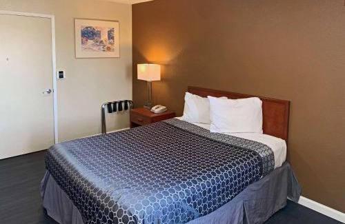 Southeastern Sacramento Hotel | Rodeway Inn Sacramento-University Area