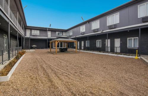 Sidney Hotel | Rodeway Inn & Suites Sidney Historic Downtown I-80