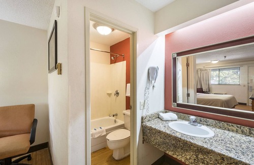 Bearss Plaza Hotel | Rodeway Inn Tampa near Busch Gardens - USF