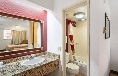 Bearss Plaza Hotel | Rodeway Inn Tampa near Busch Gardens - USF