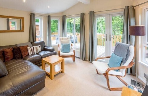 Troutbeck Cottage | ROE DEER LODGE, pet friendly, with hot tub in Windermere