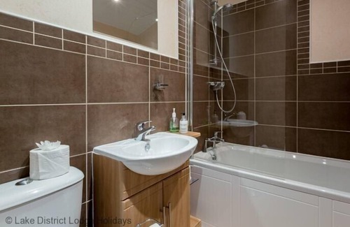 Troutbeck Cottage | ROE DEER LODGE, pet friendly, with hot tub in Windermere