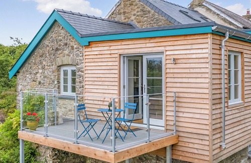 Haverfordwest Cottage | Rogeston House is a stunning and unusual annexe added to the original house.