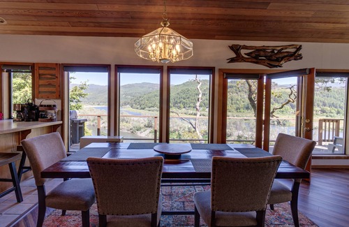 Gold Beach House | Rogue Keystone Lodge- River Front Views/Spa/Sleeps 7