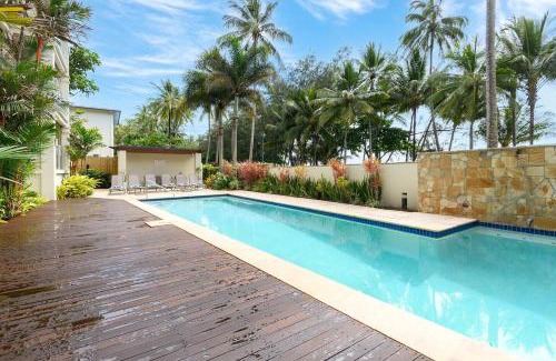 Palm Cove Apartment | Rojo at Island Views—A Breezy Beachfront Retreat