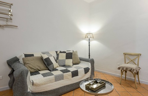 Rione II Trevi Apartment | Roman Holidays in Trevi Fountain