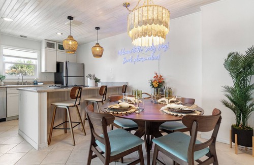 Pensacola Beach Condo | Romance Awaits in Paradise/Outdoor Movie Theatre/2-bed condo in Pensacola