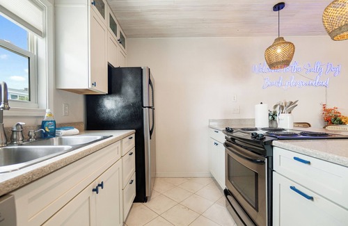 Pensacola Beach Condo | Romance Awaits in Paradise/Outdoor Movie Theatre/2-bed condo in Pensacola