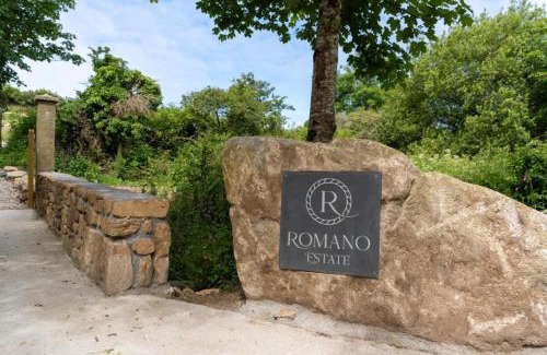 New Mill Apartment | Romano Estate, The Courtyard
