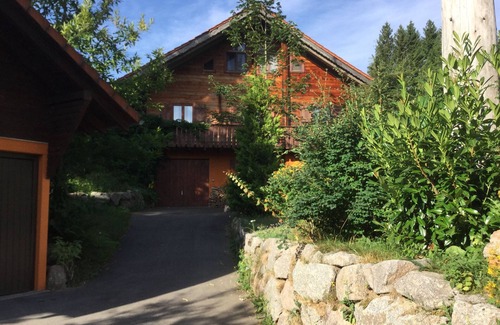 Hierholz House | Romantic artist's house by the pond Pet-friendly