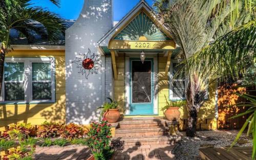 Pass-a-Grille House | Romantic Beach Escape Steps to Sand & Sunset