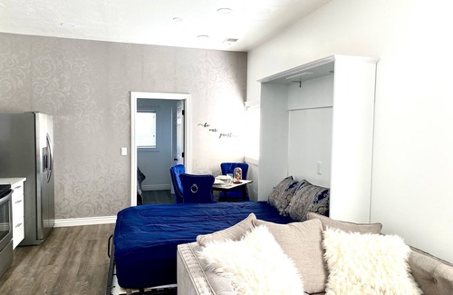 Riverton Apartment | 🌹Romantic Beauty & Beast retreat. 🪞