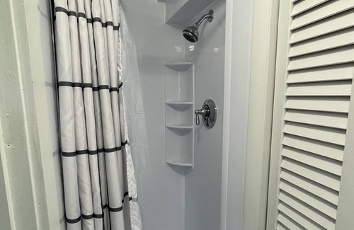 Narragansett Cottage | Romantic Bonnet Shores cottage - private beach access