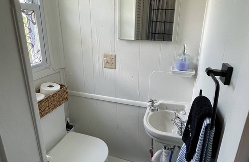 Narragansett Cottage | Romantic Bonnet Shores cottage - private beach access