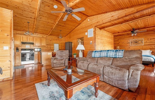 Branson Cabin | Romantic Branson Cabin w/Jacuzzi for Two