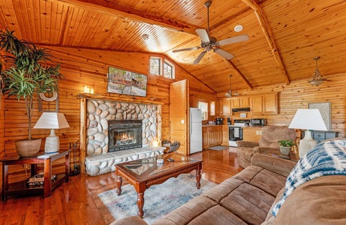 Branson Cabin | Romantic Branson Cabin w/Jacuzzi for Two
