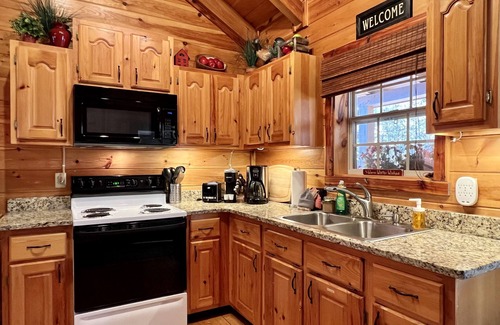 Gatlinburg - Pigeon Forge Cabin | Romantic Cabin - Fishing Pond-King Bed-Double Sided Fireplace-HotTub-Screen Deck