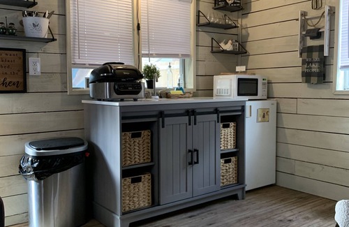 Canyon Lake Cabin | Romantic Cabin: Hot Tub, 🦮 2m Whitewater, Concierge