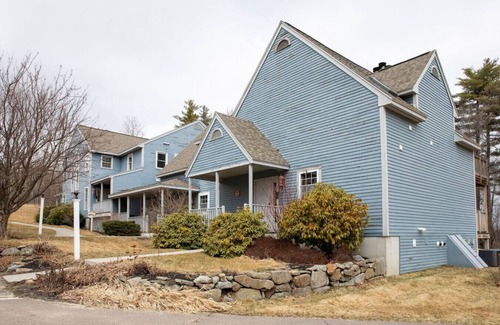 Francestown House | Romantic Cabin Retreat | Near Trails & Golf