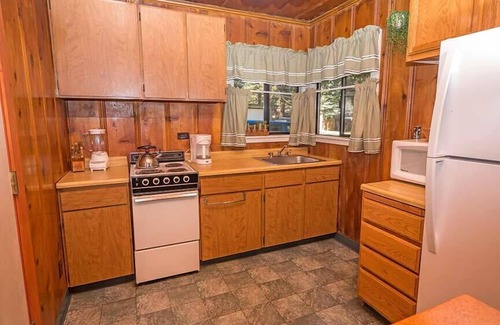 Al Tahoe Cabin | Romantic Cabin for 2- Private Hot Tub, Convenient to Heavenly, Lake and Casinos-1198C~