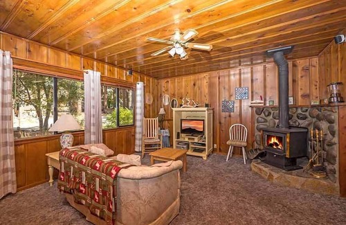 Al Tahoe Cabin | Romantic Cabin for 2- Private Hot Tub, Convenient to Heavenly, Lake and Casinos-1198C~
