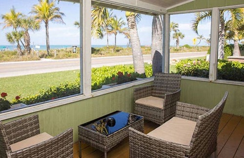 Captiva Hotel | Romantic Coastal Retreat! 1BR Cottage w/Beach View | Onsite Pools | Parking