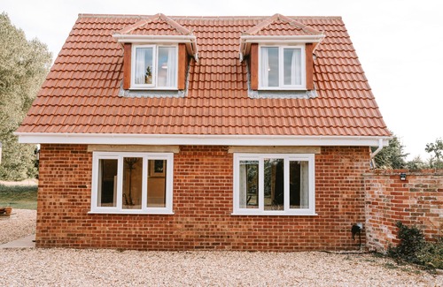 Bromham Cottage | Romantic Country Cottage with Private hot tub