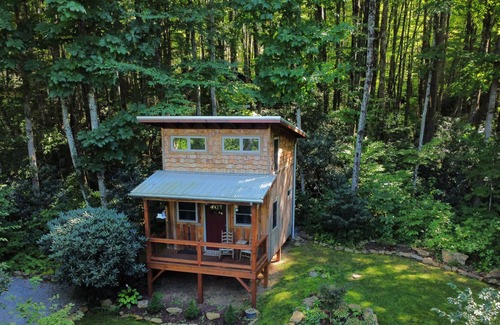 Maggie Valley Cabin | Romantic, cozy cabin for two, right in the heart of Maggie Valley!
