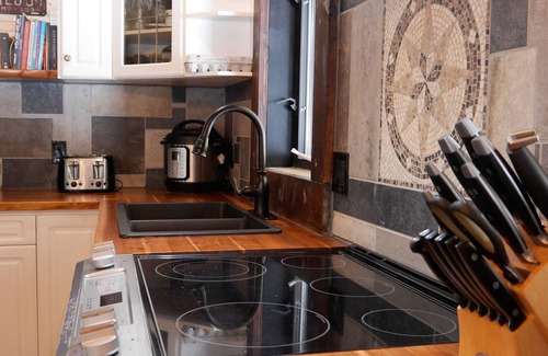 Ymir House | Romantic cozy house with hot tub and sauna!