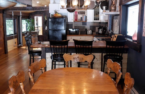 Ymir House | Romantic cozy house with hot tub and sauna!