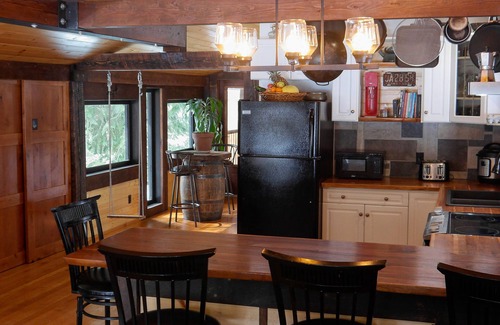 Ymir House | Romantic cozy house with hot tub and sauna!