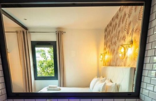 Perigueux Apartment | Romantic Escape Guaranteed: Discover Our Chic & Balneo Love Room