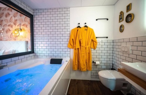 Perigueux Apartment | Romantic Escape Guaranteed: Discover Our Chic & Balneo Love Room