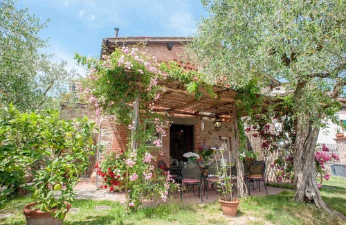 Nozanno Villa | Romantic farmhouse villa in Lucca to sleep 5 guests with private pool and wi-fi