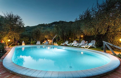 Nozanno Villa | Romantic farmhouse villa in Lucca to sleep 5 guests with private pool and wi-fi