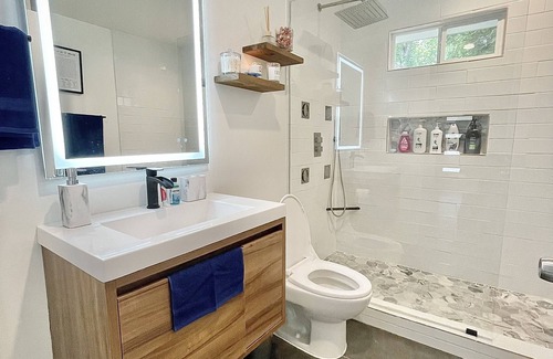 San Marcos House | Romantic Farmhouse w hot tub, DT SM 5 min