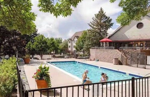 Englewood Condo | Romantic French 1BR| Coffee Bar + Fireplace | DTC