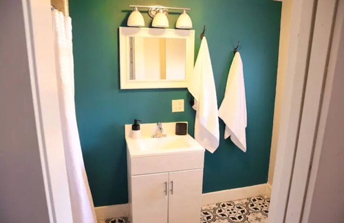 Indianapolis Cottage | Romantic get away in a serene neighborhood @ downtown Indy