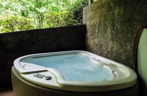 Skyland Cabin | Romantic getaway for 2 w/hot tub