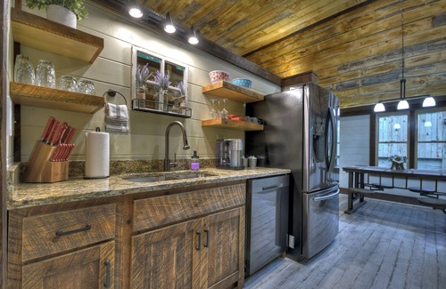 Blue Ridge Cabin | Romantic Getaway, King Bed, privateHOT TUB,Outdoor Fireplace, 1Min to downtown