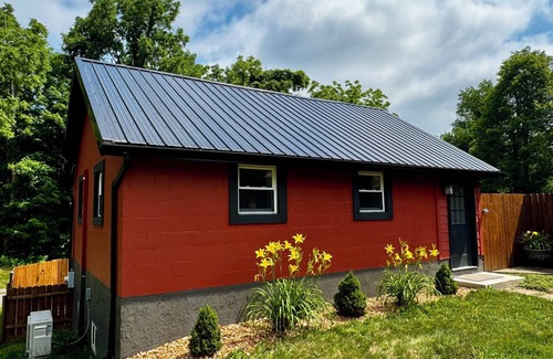 Bartlett Cottage | Romantic Getaway: King Bed, Hot Tub, Fenced Yard, Wooded Nature Trail