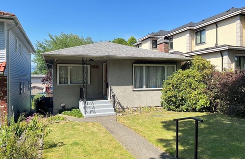 Fraserview House | Romantic Getaway Near the Heart of Vancouver
