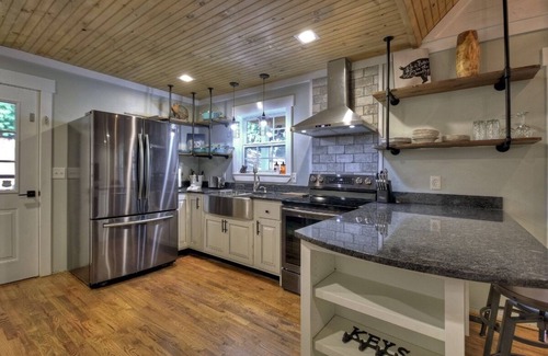 Blue Ridge Cabin | Romantic getaway! private New HotTub,putting green,sauna,KING bed,1min from town